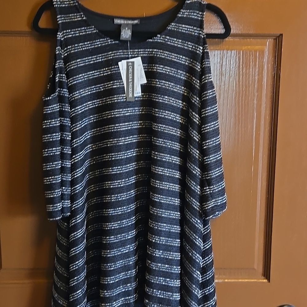Chelsea &Theodore-Blk/silver stretchy cold shoulder 3/4 sleeved top Sz M NWT